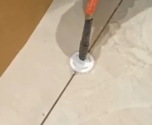 兴宁瓷砖空鼓维修公司专业解答瓷砖在铺贴过程中，如果没有涂抹均匀到位的粘结材料（如水泥砂浆或瓷砖胶），可能会导致以下问题